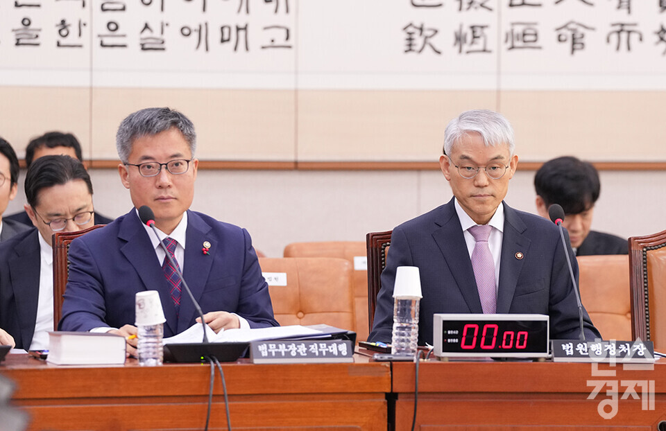 김석우 법무부장관 직무대행과 천대엽 법원행정처장이 10일 오전 서울 여의도 국회에서 법제사법위원회 전체회의에 철석해 의원 질의를 듣고 있다. /최대성 기자 dpdaesung@sporbiz.co.kr 2025.01.10.