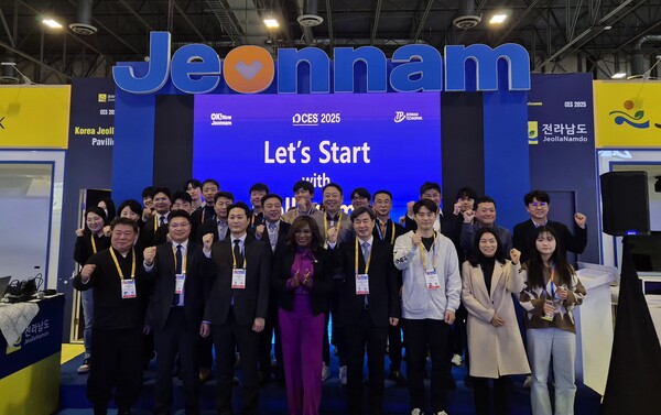 CES2025 전남관에서 관계자들이 기념촬영을 하고 있다. /전남도 제공