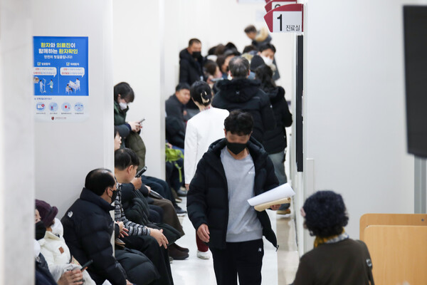 고려대 안산병원에서 마스크를 착용한 채 진료를 대기하고 있는 환자들의 모습./고려대 안산병원 제공