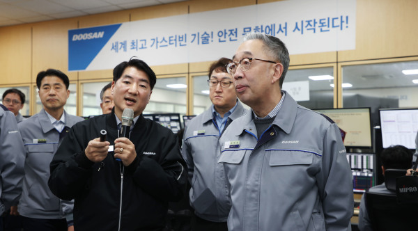 박지원 두산에너빌리티  회장(오른쪽)이 초대형 가스터빈 정격부하(FSFL) 성능시험 현장을 살펴보고 있다. /사진=두산에너빌리티.