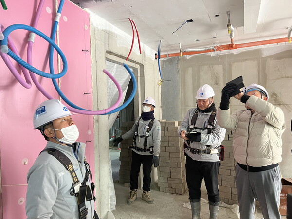 화성특례시(시장 정명근)는 지난 6일부터 10일까지 5일간 관내 공동주택 건설현장에 대해 겨울철 안전사고 예방을 위한 종합 안전점검을 실시했다./ 화성특례시 제공