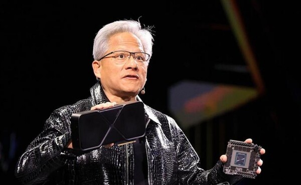 ‘CES 2025’ 개막을 하루 앞둔 지난 6일(현지시간) 미국 네바다주 라스베이거스 만달레이베이 컨벤션센터 내 미셀로브 울트라 아레나에서 젠슨 황 엔비디아 최고경영자(CEO)가 기조연설하고 있다./연합뉴스