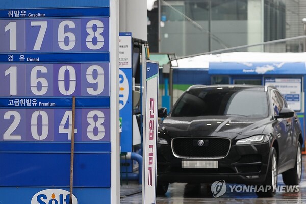 국내 주유소 기름값이 13주 연속 상승했다.  /연합뉴스