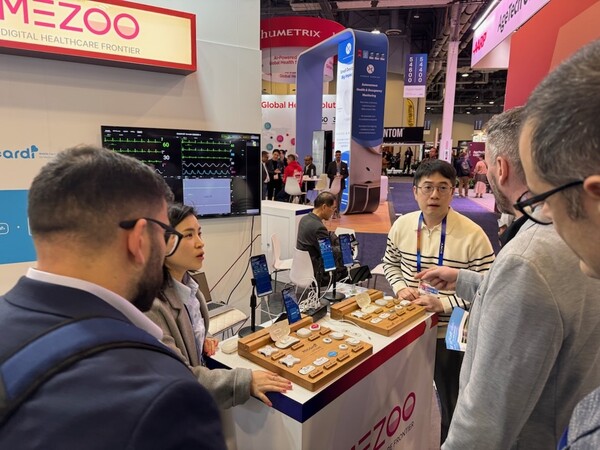 동아에스티가 메쥬와 함께 CES 2025에서 가정용 모니터링 플랫폼과 장비를 전시했다./동아에스티 제공