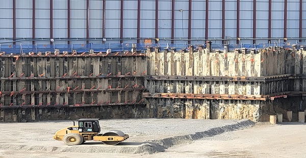 오용환 대표가 10여 년에 걸쳐 개발한 이 신기술 공법은 기존 공법의 단점을 획기적으로 개선, 가설 흙막이 분야에 비약적인 발전을 이룩했다. /