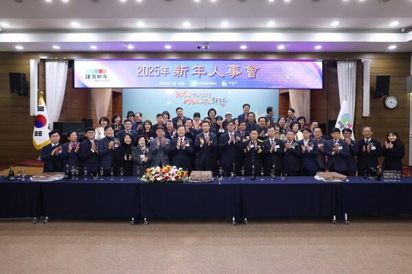 의왕시(시장 김성제)는 지난 10일 시청 대회의실에서 열린 ‘의왕상공회의소 신년인사회’를 성황리에 개최했다./ 의왕시 제공