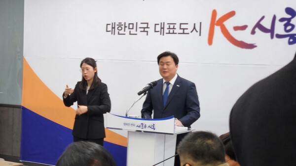 임병택 시장은 "2025년에는 민생 회복을 위한 정책을 차질 없이 추진하고, 시민들이 체감할 수 있는 성과를 내기 위해 최선을 다할 것"이라며 "시흥시가 대한민국을 대표하는 K-시흥시로 도약할 수 있도록 시민들의 지속적인 응원과 협력을 부탁드린다"고 말했다./ 김두일 기자