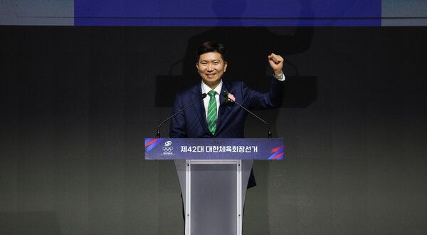 제42대 대한체육회장으로 당선된 유승민이 14일 오후 서울 송파구 올림픽공원 올림픽홀에서 열린 제42대 대한체육회장선거에서 소감 발표를 하고 있다. /연합뉴스
