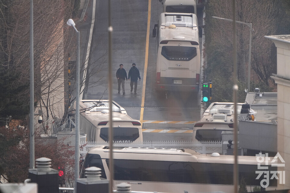 윤석열 대통령 체포영장의 두 번째 집행이 초읽기에 들어간 14일 서울 한남동 대통령 관저 출입구에 대형 버스가 주차돼 이동을 제한하고 있다. /최대성 기자 dpdaesung@sporbiz.co.kr 2025.01.14.