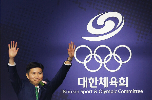 제42대 대한체육회장으로 당선된 유승민이 14일 오후 서울 송파구 올림픽공원 올림픽홀에서 열린 제42대 대한체육회장선거에서 두 손을 들고 감사를 표하고 있다. /연합뉴스