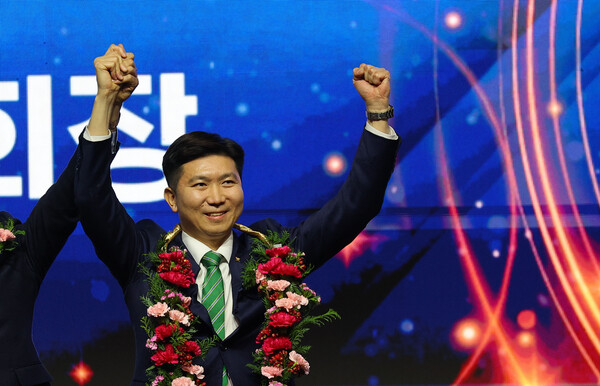 제42대 대한체육회장으로 당선된 유승민이 14일 오후 서울 송파구 올림픽공원 올림픽홀에서 열린 제42대 대한체육회장선거에서 꽃목걸이를 걸고 두 손을 들어보이고 있다. /연합뉴스