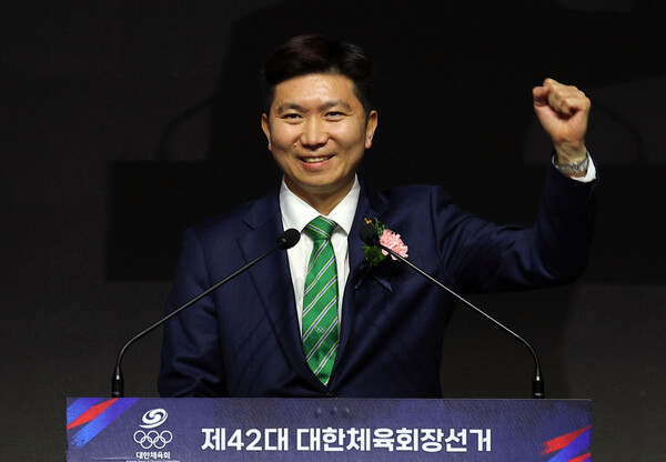 제42대 대한체육회장으로 당선된 유승민이 14일 오후 서울 송파구 올림픽공원 올림픽홀에서 열린 제42대 대한체육회장선거에서 당선 소감을 밝히고 있다. /연합뉴스