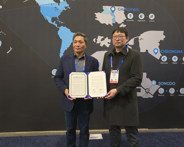 인천국제공항공사 이학재 사장(사진 왼쪽)과 피아스페이스 이성준 CTO가 업무협약 체결 후 기념촬영을 하고 있다. /인천공항공사 제공