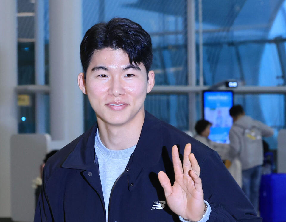 미국프로야구 메이저리그(MLB) 로스앤젤레스 다저스와 계약한 김혜성이 14일 오후 인천국제공항 제2여객터미널을 통해 미국으로 출국하기에 앞서 취재진에게 인사하고 있다. /연합뉴스