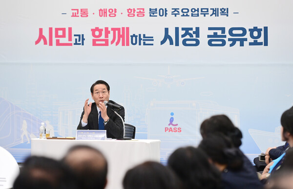 유정복 시장 14일 인천교통공사 열린 '2025년 인천광역시 주요정책분야별 시정공유회'에서 시민들의 잘문에 답하고 있다. /인천시 제공