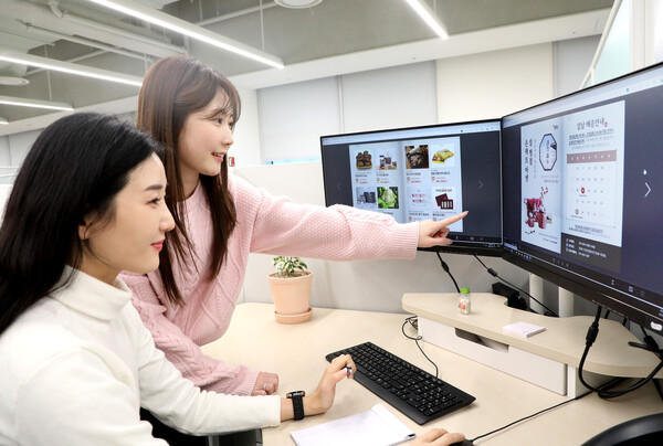 삼성디스플레이 직원들이 온라인 장터에서 상품을 구입하는 모습./삼성전자
