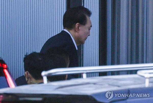 내란 우두머리와 직권남용 권리행사 방해 혐의를 받는 윤석열 대통령이 15일 경기 과천시 정부과천청사 내 고위공직자범죄수사처에 출석하고 있다. /연합뉴스