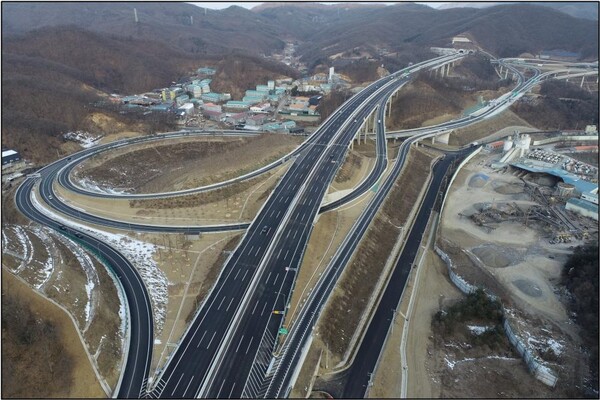 광주시(시장 방세환)를 통과하는 안성~구리 고속도로가 15일 개통되며 지역 교통환경에 획기적인 변화를 예고하고 있다./ 광주시 제공