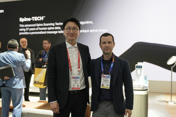 CES 2025 세라젬 전시관에서 이경수 세라젬 대표(왼쪽)와 테이셰이라 교수가 기념사진을 촬영하고 있다./ 세라젬