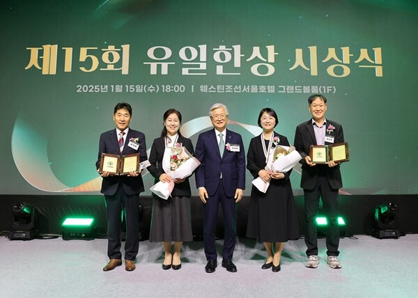 (왼쪽부터) 김석태·엄계숙 부부, 조욱제 유한양행 사장, 윤정희·김상훈 부부. /유한양행 제공