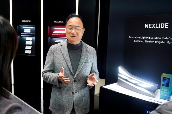 지난 8일(현지시간) 문혁수 LG이노텍 대표가 전시 부스에서 기자들의 질문에 답변하고 있다 / 사진=LG이노텍