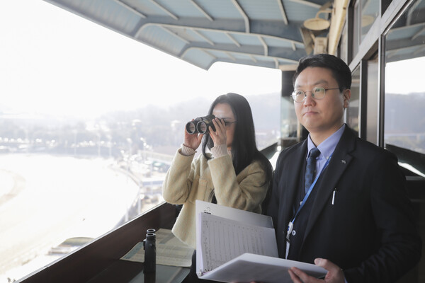 박명선 심판위원(왼쪽), 정재민 심판위원. /한국마사회 제공