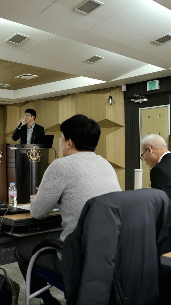 이달 15일 티몬과 위메프 채권자 등 관계인 설명회가 열린 가운데 채권자 중 한 명이 조사 결과를 듣고 있다. / 사진=티메프검은우산비상대책위원회.