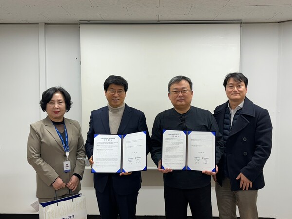 신민식 자생의료재단 사회공헌위원장(왼쪽에서 두번째)과 권혁철 춘의종합사회복지관장(오른쪽에서 두번째)이 업무협약 후 기념촬영을 하고 있다./자생한방병원 제공