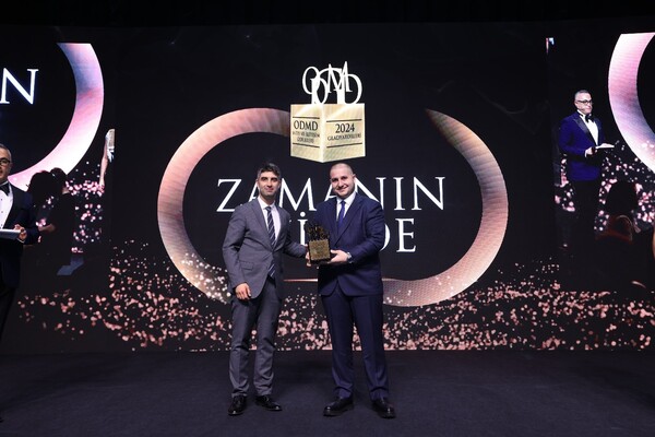 KGM이 튀르키예 현지에서 제품력과 판매 성장세를 앞세워 지난해 가장 빠르게 성장한 브랜드로 선정됐다. 사진은 튀르키예 대리점 대표(오른쪽)이 기념 촬영을 하는 모습. /KG모빌리티