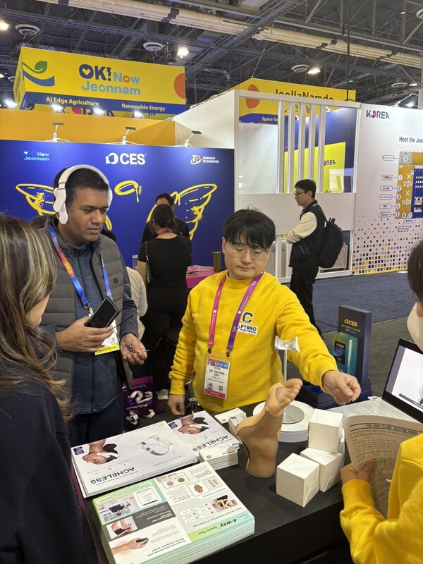 피티브로 부스에서 제품을 설명하는 모습. / 피티브로 제공