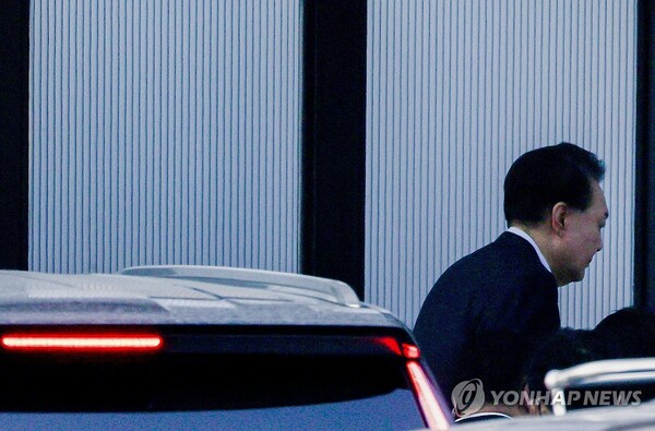 내란 우두머리와 직권남용 권리행사 방해 혐의를 받는 윤석열 대통령이 15일 경기 과천시 정부과천청사 내 고위공직자범죄수사처에 출석하고 있다. /연합뉴스