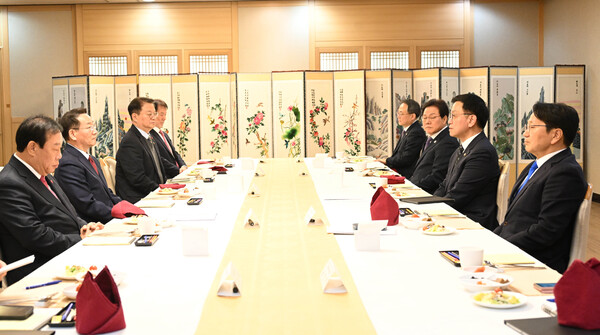 강기정 광주시장이 17일 서울정부청사에서 열린 ‘시도지사 임원단과 최상목 대통령 권한대행과의 간담회’에 참석해 현안 사안에 대해 건의하고 있다. /광주광역시 제공