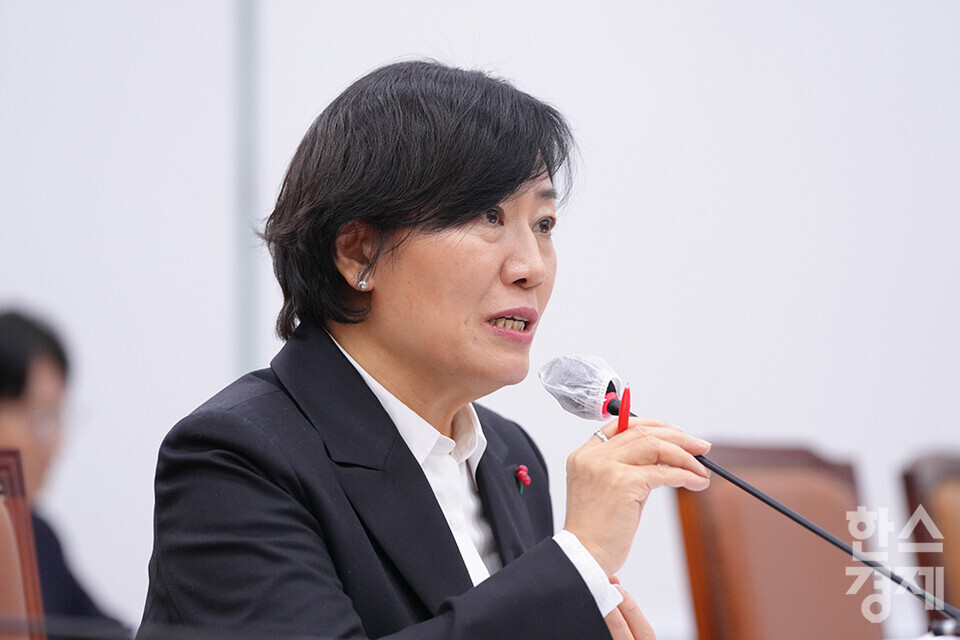 송미령 농림축산식품부 장관 후보자가 18일 오후 서울 여의도 국회에서 열린 인사청문회에서 의원들의 질의에 답변하고 있다. /최대성 기자 dpdaesung@sporbiz.co.kr 2023.12.18.