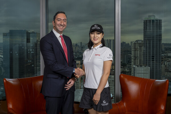 솔레어 로고 모자를 쓴 윤이나(오른쪽). /세마스포츠마케팅 제공