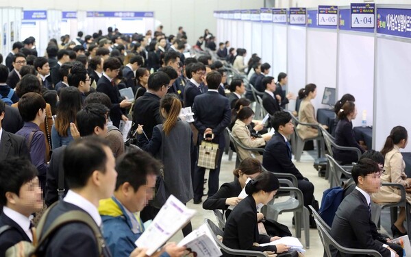 지난해 말 비상계엄령과 경기 침체 등 복합적 요인으로 인해 구직활동을 하지 않고 '그냥 쉬는' 청년 인구가 전년 대비 12% 증가했다. / 연합뉴스