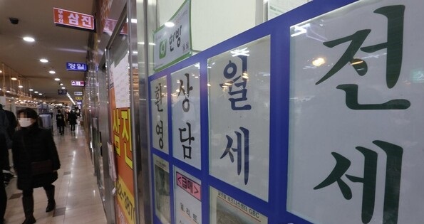 서울의 한 부동산 공인중개사 사무소 앞에 붙은 전월세 매물 정보. /연합뉴스