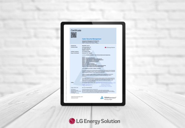 LG에너지솔루션은 국제 시험 인증 기관 TÜV라인란드(티유브이 라인란드)로부터 국제표준 ISO/SAE 21434 기반의 자동차 사이버보안 관리체계(CSMS, Cyber Security Management System) 레벨3 인증을 획득했다고 20일 밝혔다. / LG에너지솔루션