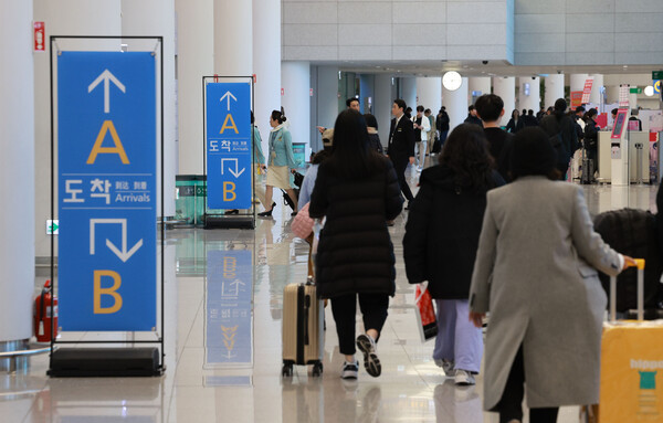 올해 설 연휴 기간 동안 해외여행 수요는 73.15% 늘어날 것이라는 관측에도 카드업계는 해외여행 마케팅을 자제하는 분위기다. 해당 사진은 기사내용과 직접적인 관련성이 없음. / 연합뉴스