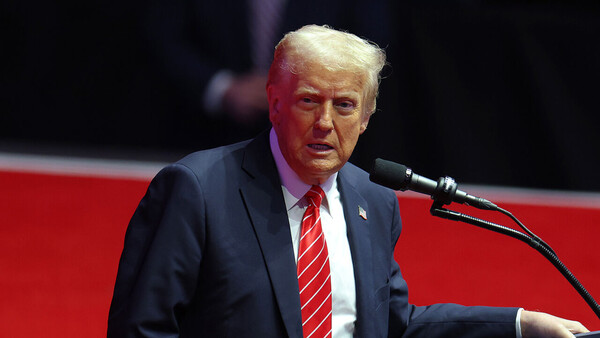 도널드 트럼프 미국 대통령 당선인은 19일(현지시간) 20일 취임하면 불법 입국 차단과 미국 에너지 산업 부흥 등의 공약을 신속하게 추진하고 바이든 행정부의 정책을 폐기하겠다고 선언했다. / 연합뉴스