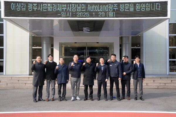 이상갑 광주광역시 문화경제부시장이 20일 오전 기아 오토랜드 광주를 방문해 기업관계자들과 차담회를 진행하고 있다. /광주광역시 제공