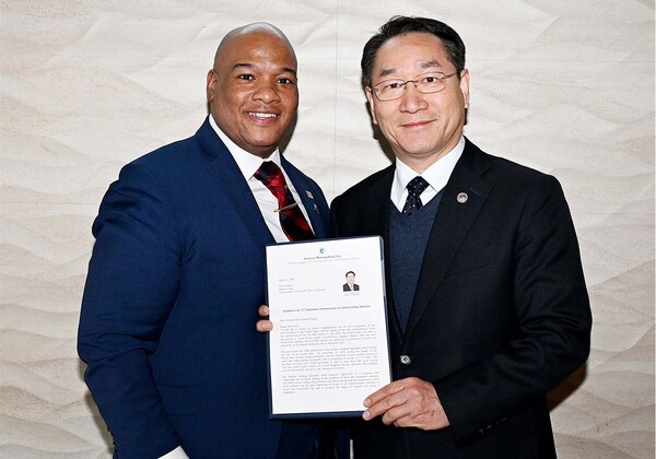 유정복 인천시장이 19일(현지시간) 미국 워싱턴에서 트럼프 미국 대통령에게 전달 할 인천상륙작전 기념식 초청장을 마크 번즈 다문화연합취임기념행사위원장에게 전달하고 있다. /인천시 제공