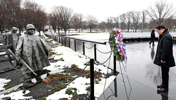 유정복 인천시장이 19일(현지시간) 미국 워싱턴 한국전 참전용사 기념비를 참배하고 있다. /인천시 제공
