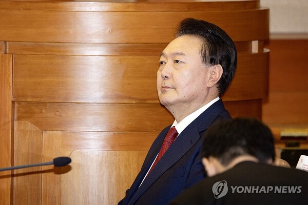 윤석열 대통령이 21일 오후 서울 종로구 헌법재판소에서 열린 탄핵심판 3차 변론에 출석하고 있다. /연합뉴스