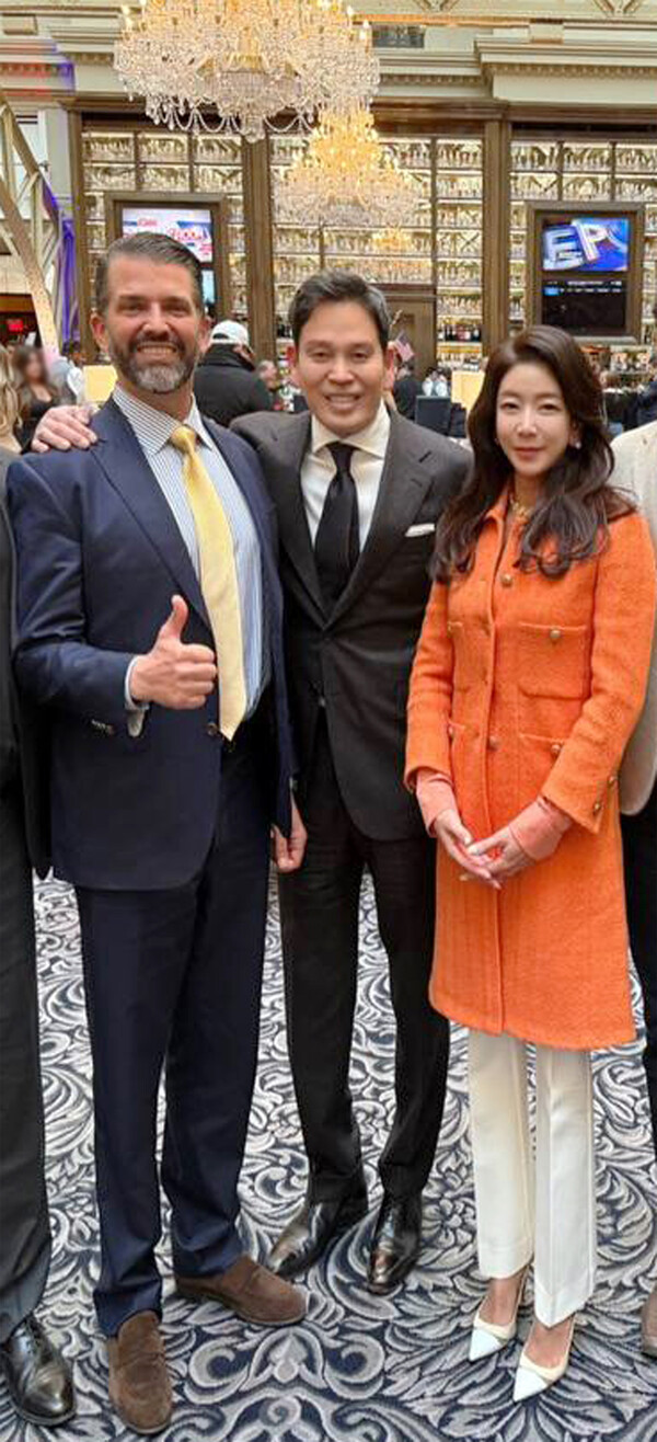 정용진 신세계그룹 회장(가운데), 트럼프 주니어(왼쪽), 부인 한지희씨(오른쪽) / 신세계그룹 제공