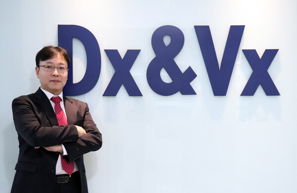 디엑스앤브이엑스 CEO 권규찬 사장과 디엑스앤브이엑스 CI. / 디엑스앤브이엑스 제공