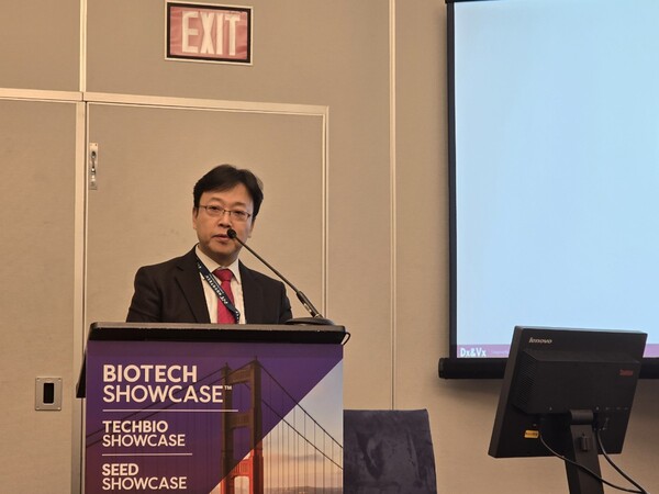 바이오텍 쇼케이스 2025에서 권규찬 사장이 발언하고 있다. / 디엑스앤브이엑스
