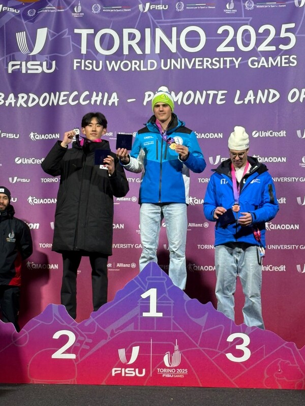 스노보드 은메달을 목에 건 마준호(왼쪽). /대한체육회 제공