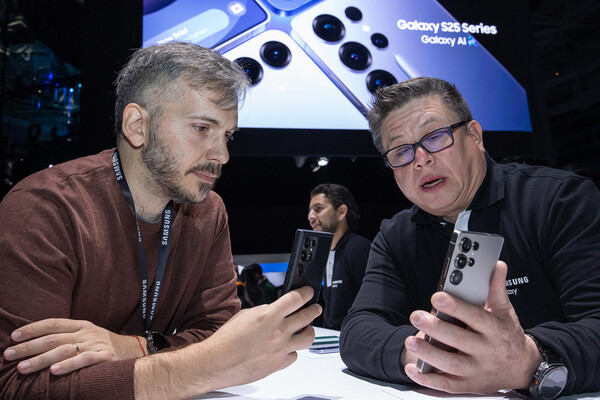 22일(현지시간) 미국 새너제이에 위치한 'SAP센터'에서 개최된 상반기 '갤럭시 언팩 2025'에서 관람객이 '갤럭시 S25 시리즈'를 체험하는 모습./삼성전자