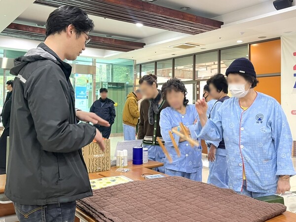 대전자생한방병원 환자가 지난 21일 윷놀이를 하고 있다./자생한방병원 제공