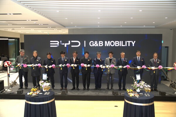 22일 지엔비모빌리티 관계자와 BYD코리아 관계자들이 BYD 대구 전시장 오픈 세리머니 행사에서 커팅식을 진행하고 있다. /﻿BYD코리아